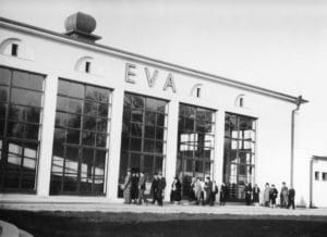 Skupina ľudí stojacich pred budovou s nápisom Eva pri diskusii o Termálnom kúpalisku Eva Piešťany.