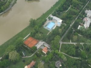Letecký pohľad na dom pri rieke, ktorý sa nachádza neďaleko Termálneho kúpaliska Eva Piešťany.