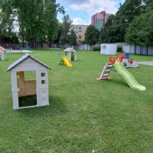 Letné kúpalisko Senica ponúka detské ihrisko so šmykľavkou a hojdačkami.