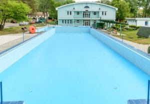 A Termálne kúpalisko Bystričany s modrým bazénom.