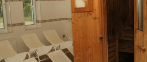 Biele rozkladacie stoličky v izbe Termálneho kúpaliska Bystričany.