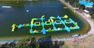 Nafukovací aquapark v jazere, Letné plážové kúpalisko Aqualand Banská Bystrica.