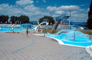 Letné kúpalisko Dúha v Partizánskom ponúka pre Vaše vyžitie veľký bazén so šmykľavkou a tobogánom.