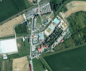 Letecká snímka vidieckej oblasti s bazénom na Termálnom kúpalisku Podhájska.