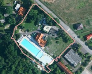 Letecký pohľad na Termálne kúpalisko Santovka, dom s bazénom.