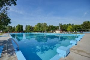 Thermalpark Dunajská Streda ponúka veľký bazén uprostred parku.