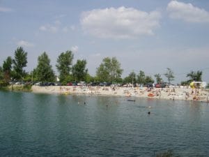 Veľká vodná plocha v Bratislave, známa ako Prírodné kúpalisko Vajnorské jazerá.