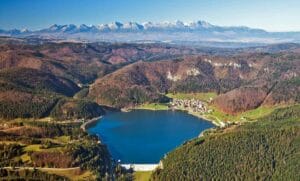 Letecký pohľad na Vodnú nádrž Palcmanská Maša, jazero obklopené horami v Dedinkách.