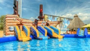 Aquapark AquaCity Poprad je vzrušujúci vodný park s pirátskou loďou a vzrušujúcimi toboganmi.