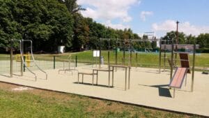 Vybavenie detských ihrísk v parku Letné kúpalisko Hlohovec.