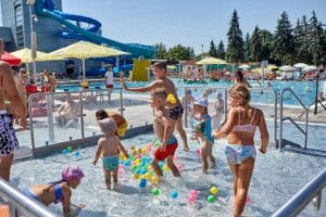 Skupina detí hrajúcich sa v Aquaparku Trnava.