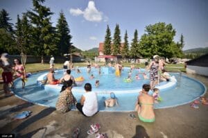 Partia ľudí, ktorí si užívajú leto na Letnom kúpalisku Žiar nad Hronom, kúpalisku.