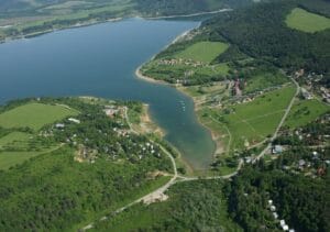 Letecký pohľad na jazero Domaša a okolitú prírodu Dobrej.