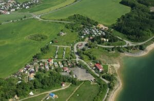 Letecký pohľad na obec Holčíkovce pri jazere Domaša.