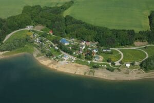Letecký pohľad na obec Holčíkovce pri jazere Domaša.