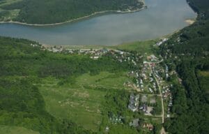Letecký pohľad na obec Domaša pri kľukatej rieke.