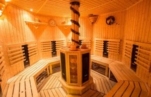 Drevená sauna s drevenou podlahou sa nachádza v Liptovskom Mikuláši.