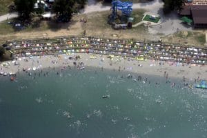 Letecký pohľad na pláž s množstvom ľudí v Novom Meste nad Váhom.
