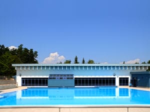 A Termálne kúpalisko Holidaypark Kováčová s modrým kúpaliskom.