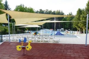 Termálne kúpalisko Holidaypark Kováčová s bazénom s tienenou časťou.