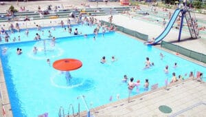 Letné kúpalisko Delfín v Bratislave je veľké kúpalisko, v ktorom sa hrá veľa ľudí.