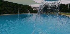 Na Letnom kúpalisku Malacky sa z panenského bazéna elegantne vynára osviežujúca fontána.