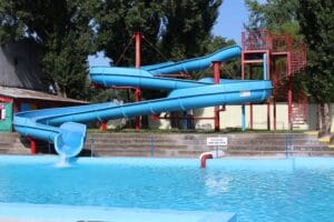 Letné kúpalisko Matadorka Bratislava ponúka vzrušujúci modrý tobogán pre letnú zábavu.