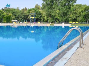 Letné kúpalisko Na Sihoti Nitra je kúpalisko v parku s modrou vodou.