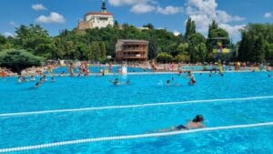 Letné kúpalisko Na Sihoti Nitra ponúka veľké kúpalisko, kde si ľudia môžu užiť kúpanie.