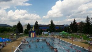 Letné kúpalisko Nemšová s množstvom ľudí.