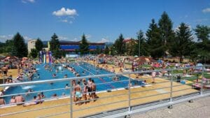 Obľúbenou destináciou je Letné kúpalisko Nemšová s priestranným bazénom, kde sa schádza nespočetné množstvo jednotlivcov, aby si vychutnali osviežujúce kúpanie.