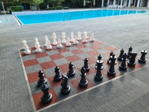 Šachovnica s výhľadom na Letné kúpalisko Pac Cífer.