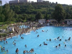 Veľké kúpalisko, známe ako Letné kúpalisko Považská Bystrica, zaplnilo množstvo ľudí, ktorí si užívali osviežujúcu vodu.