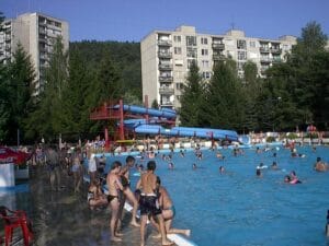 Letné kúpalisko Považská Bystrica s veľkým kúpaliskom s množstvom ľudí, ktorí si užívajú leto.