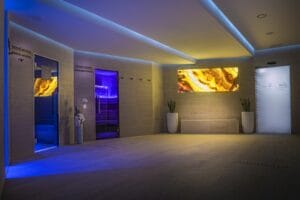 Kúpeľňa Letné kúpalisko Plaza Beach Prešov s modrým osvetlením a veľkým zrkadlom.