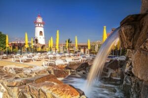 Pokojný vodopád umocňuje prírodné krásy Pláže Letné kúpalisko Plaza v Prešove.