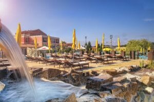 Letné kúpalisko Plaza Beach Prešov ponúka osviežujúci zážitok z kúpaliska s nádherným vodopádom a pohodlnými slnečníkmi.