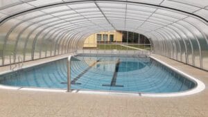 Letné kúpalisko Remata Ráztočno je krytý bazén v presklenom tuneli.