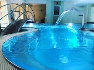 Letné kúpalisko Remata Ráztočno ponúka krytý bazén s úchvatným vodopádom a vzrušujúcou šmykľavkou.