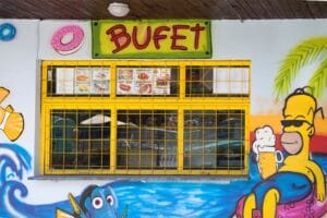 Bufet Simpsons v Santa Cruz v Kalifornii ponúka širokú škálu chutných jedál. Vďaka rozsiahlemu menu a uvoľnenej atmosfére je táto reštaurácia ideálnym miestom, kde si môžete vychutnať jedlo s rodinou