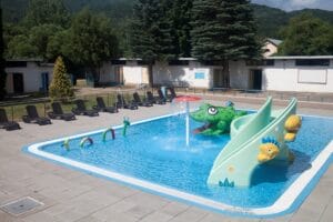 Letné kúpalisko Revúca s bazénom s krokodílom.