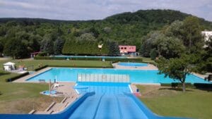 Letné kúpalisko Rosnička v Bratislave ponúka veľký bazén s tobogánom.
