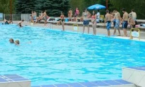Partia ľudí, ktorí si užívajú leto na Letnom kúpalisku Rožňava.