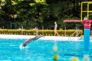 Na Letné kúpalisko Zlatnícka dolina sa potápa žena.
