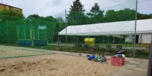 Letné kúpalisko Skalica ponúka pieskové volejbalové ihrisko so zelenou sieťou.