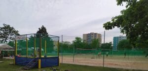 Volejbalové ihrisko na Letnom kúpalisku Skalica so sieťou uprostred.