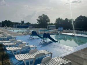 Letné kúpalisko Sunpark Prešov ponúka bazén s bielymi ležadlami a šmykľavkou.