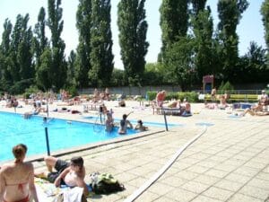 Letné kúpalisko Tehelné pole Bratislava je veľké kúpalisko s množstvom ľudí.