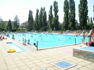 Veľké kúpalisko, známe ako Letné kúpalisko Tehelné pole, nachádzajúce sa v Bratislave, kde si leto užíva veľa ľudí ☀️