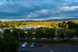 Letné kúpalisko Topoľčany ponúka letecký pohľad na park, v ktorom parkujú autá.